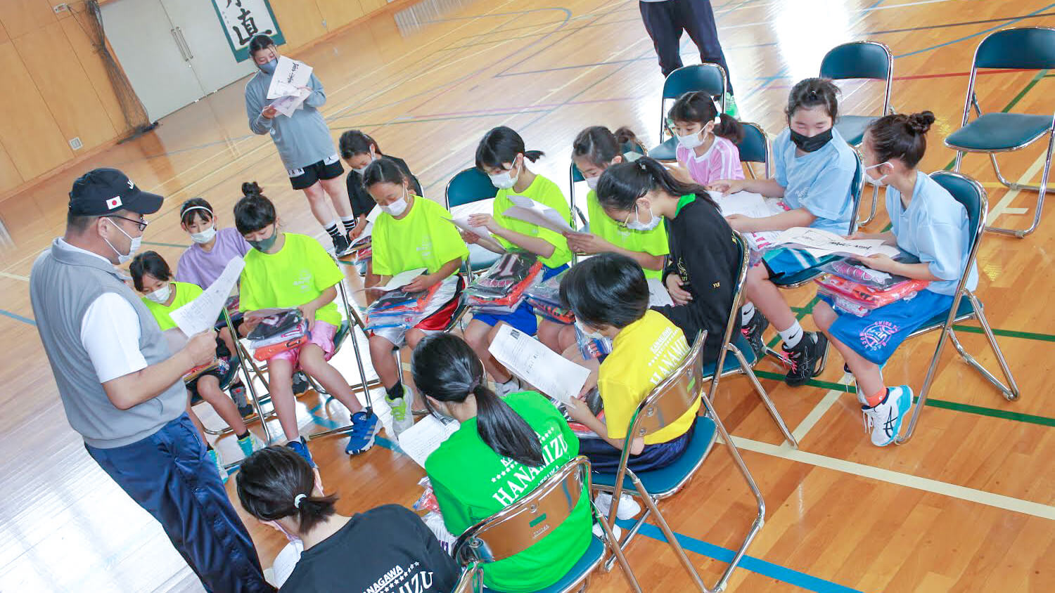 学校の体育館で9マスノートの使い方を子どもたちに伝える出張授業