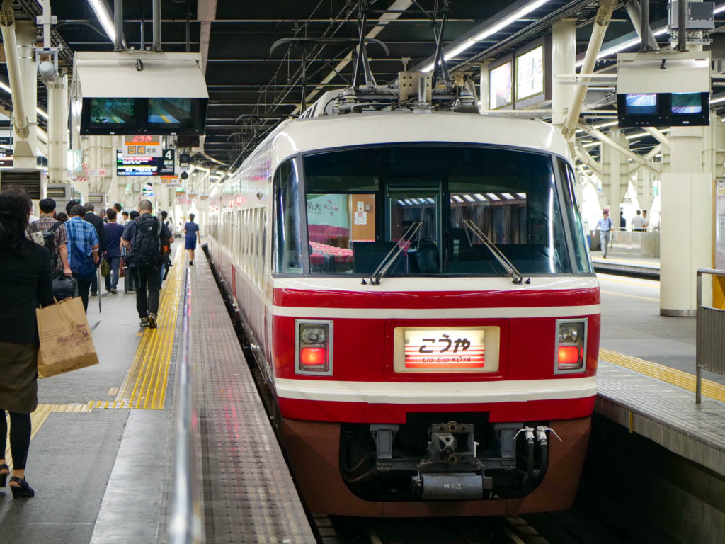 大阪・難波駅からこうや号に乗って高野山に行きます。