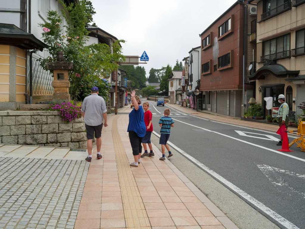 欧米人のファミリーを思われます。