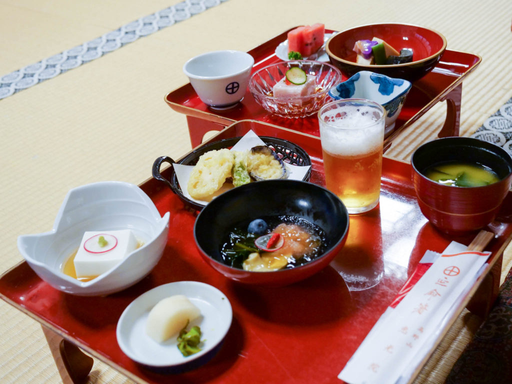 広間で食事(精進料理)です。