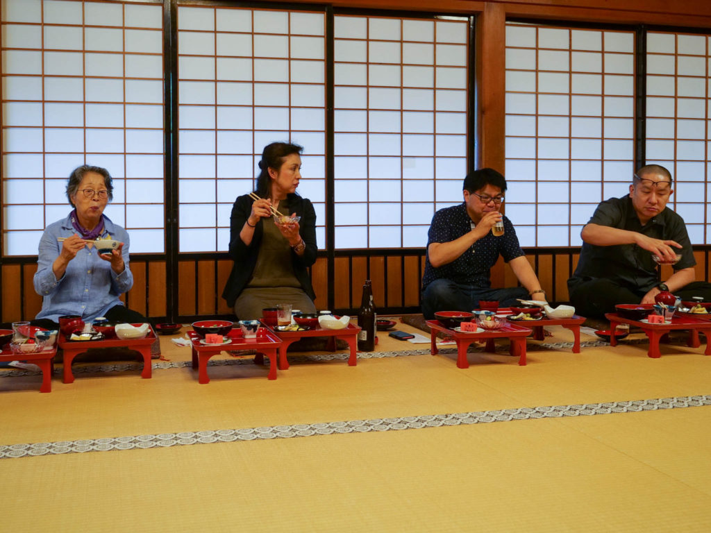 広間で食事（精進料理）です。