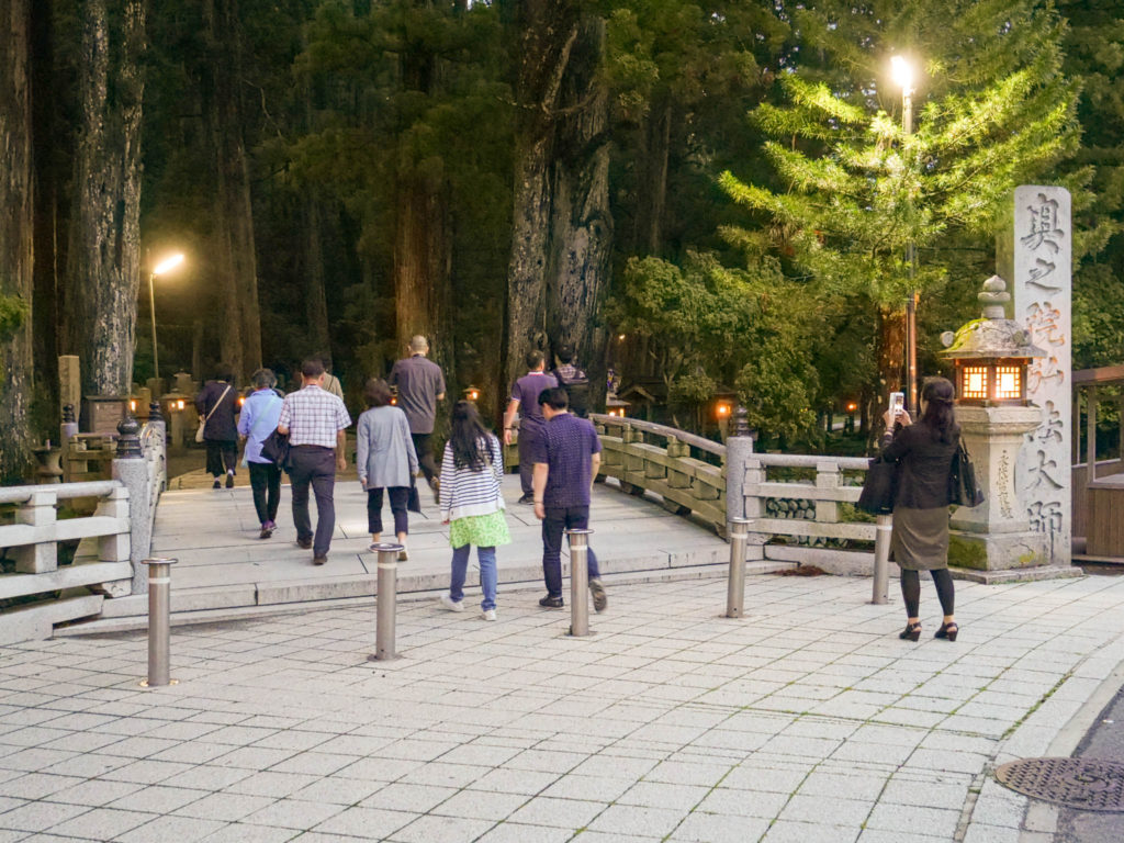 夜７時、奥の院に入ります。