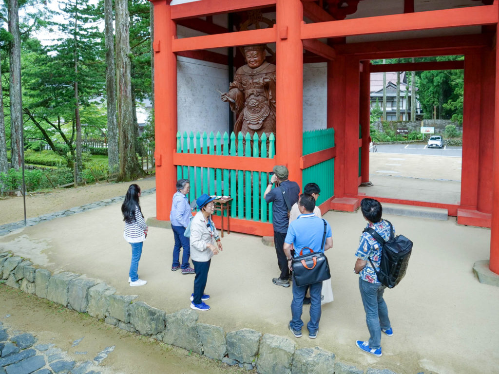 壇上伽藍の中門の広目天の胸元にセミ。