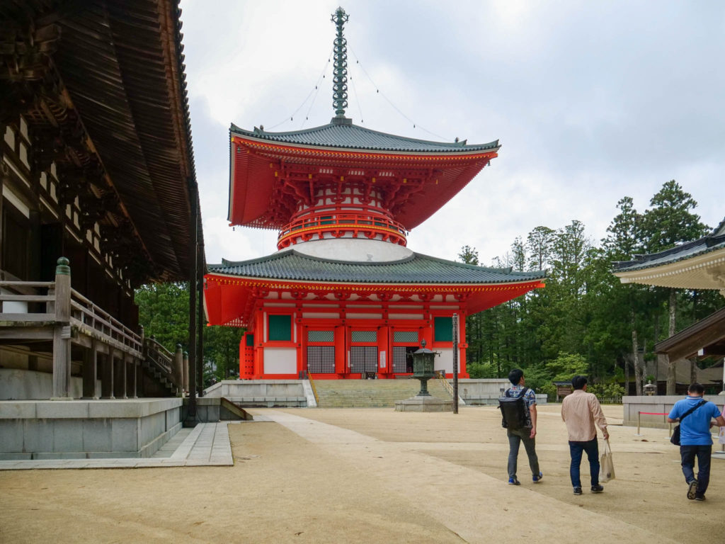 左・金堂(こんどう)、右・壇上伽藍(だんじょうがらん)