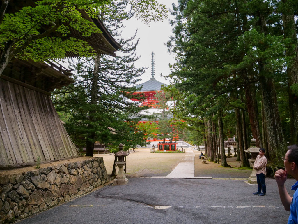 奥に根本大塔（こんぽんだいとう）が見える。