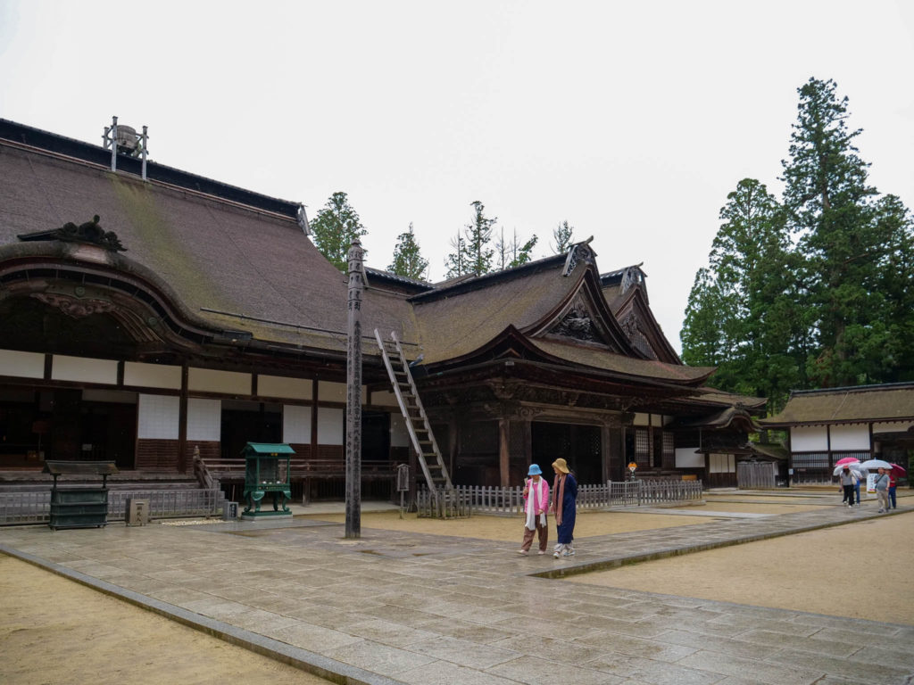 本堂の屋根に天水桶がある