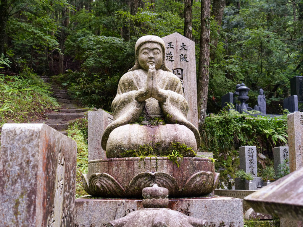 奥の院・空海のこどものころ（眞魚）の像