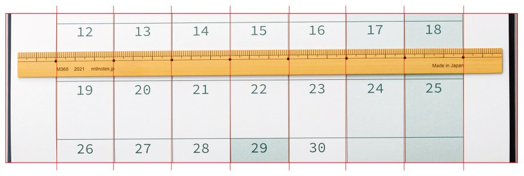 月間ブロックのマスに竹ものさしのメモリがピッタリ