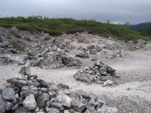図8 恐山の賽の河原の石積み(akio9jp. “賽の河原 石積み” トリップアドバイザ日本.
